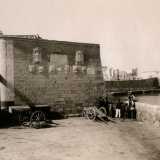 E la Bari dell�epoca, seguendo la tesi di Beatillo e alla ricerca di figure rappresentative della citt�, trov� un pretesto per dare addirittura un a Barione e Iapige, che vennero raffigurati sulla sommit� della porta nuova realizzata nel 1612 in piazza del Ferrarese (effigi che vennero poi spostati su un altro edificio dopo la demolizione della porta)